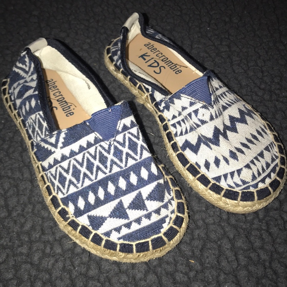 ⭐️ 5/$25 ⭐️ Abercrombie slip on shoes